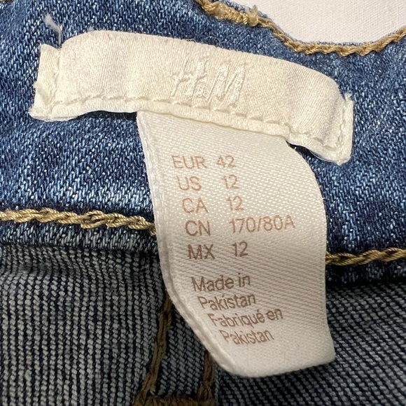 H&M LADIES DENIM CUFFED SHORTS NWOT - Picture 8 of 9